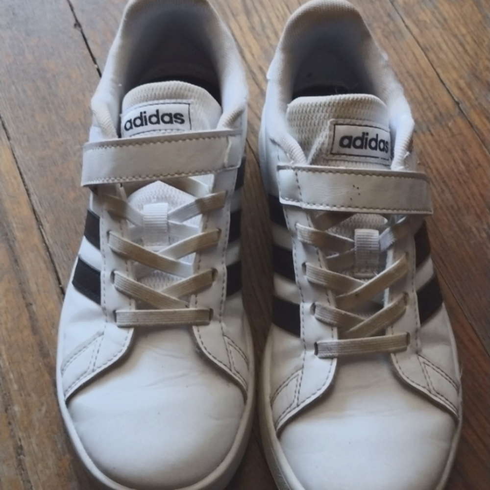 Adidas kids shoes good condition the laces are not discolored it's the light.